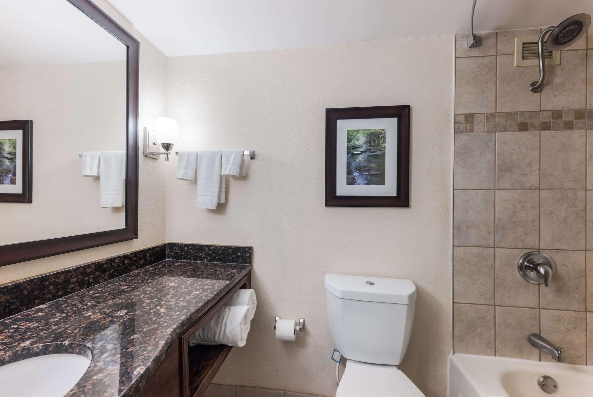 Clarion Hotel & Suites Mount Laurel Exterior foto