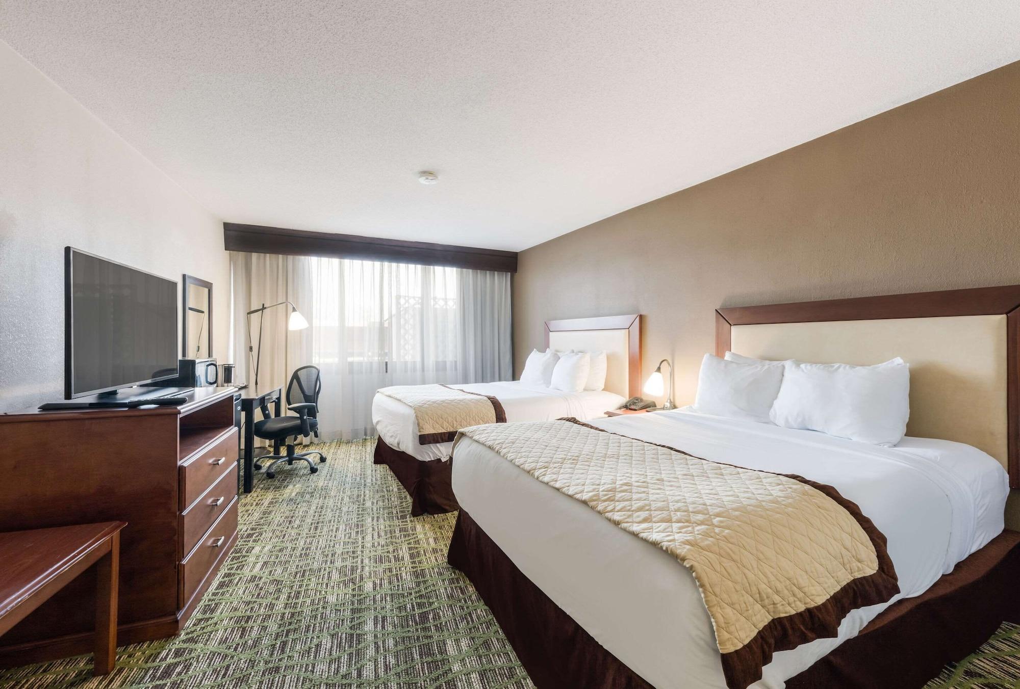 Clarion Hotel & Suites Mount Laurel Exterior foto