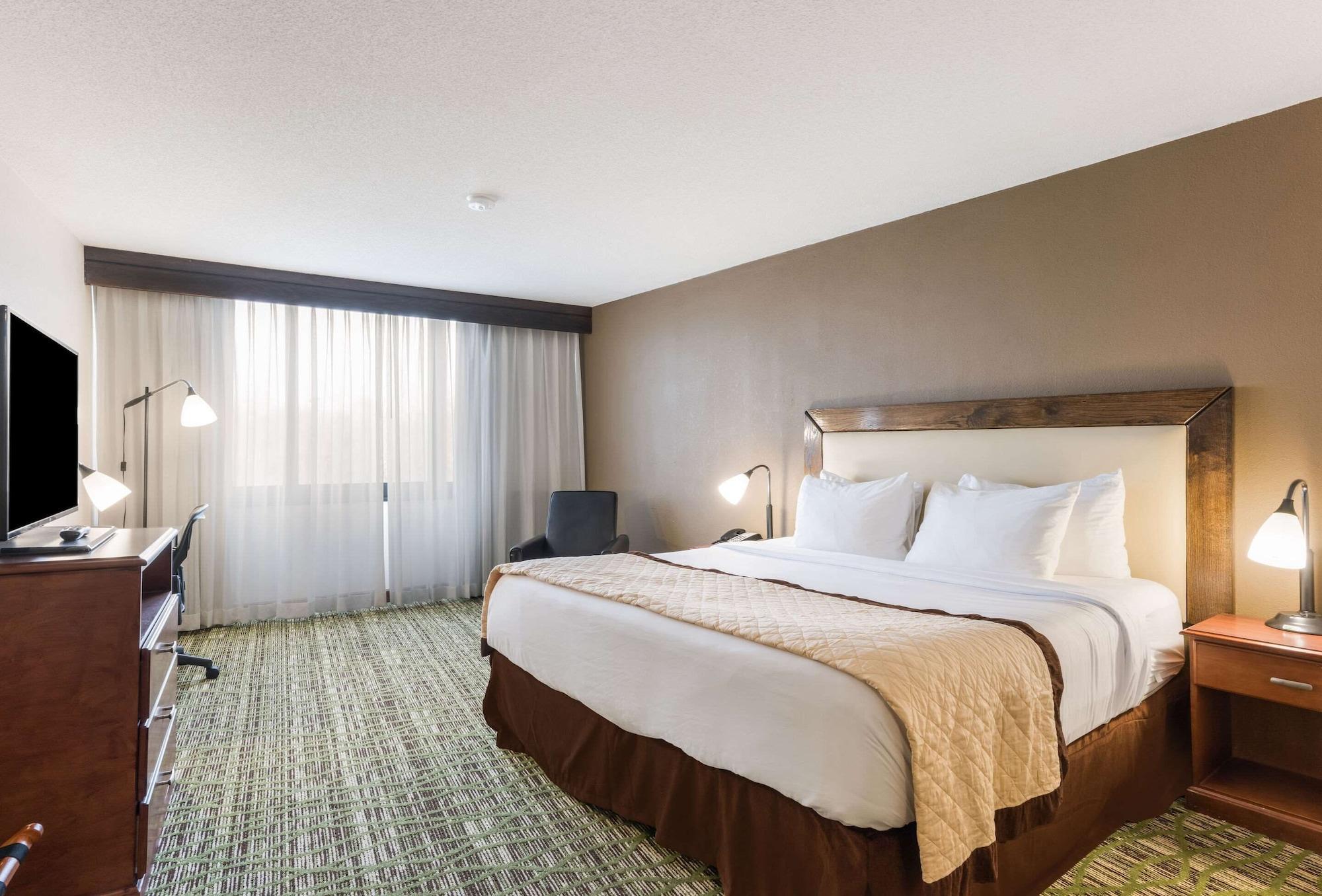 Clarion Hotel & Suites Mount Laurel Exterior foto
