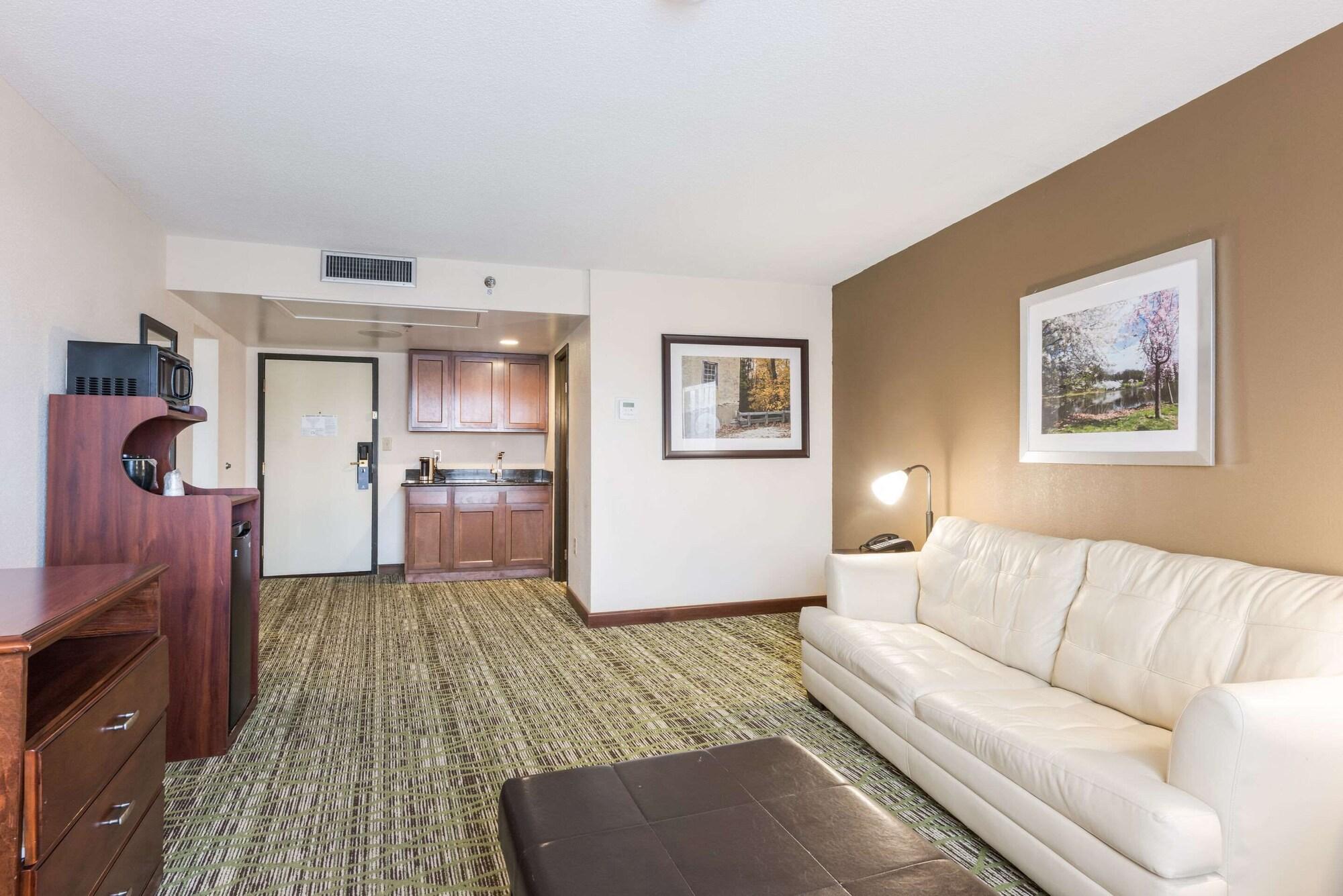 Clarion Hotel & Suites Mount Laurel Exterior foto