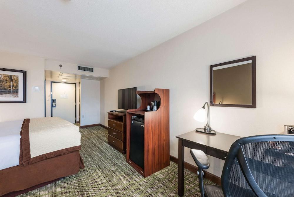 Clarion Hotel & Suites Mount Laurel Exterior foto
