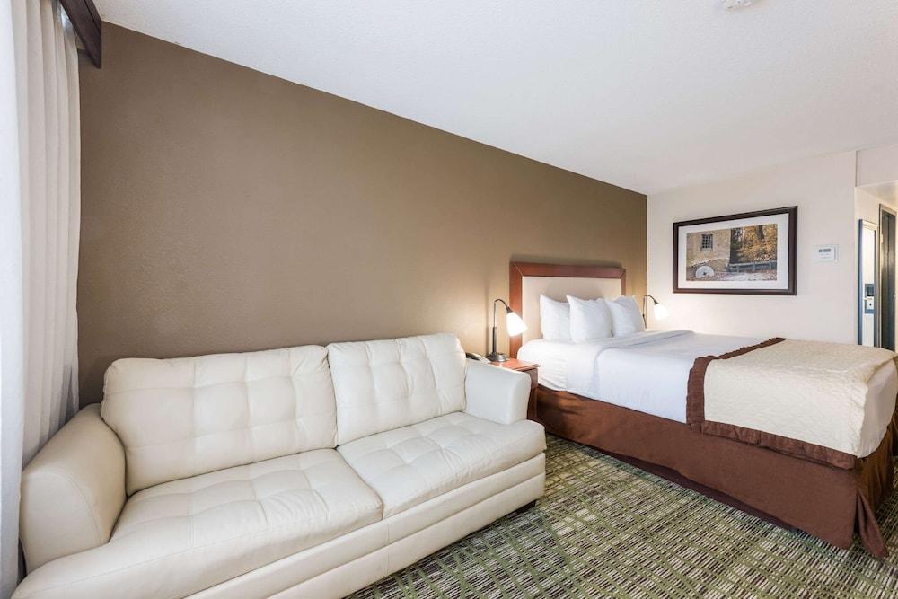 Clarion Hotel & Suites Mount Laurel Exterior foto